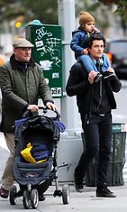 Orlando Bloom poikansa Flynnin ja isänsä kanssa. Copyright: /All Over Press. Photographer: REX/Broadimage/All Over Press.