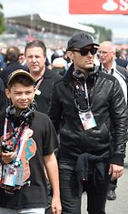 Jude Law bongattiin poikansa kanssa Britannian GP:n varikolla. Copyright: All Over Press. Photographer: Daniel Deme/WENN.com.