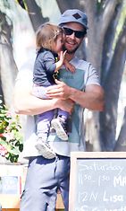 Näyttelijäkomistus Chris Hemsworthilla on kolme lasta vaimonsa, espanjalaisnäyttelijä Elsa Patakyn kanssa. Copyright: All Over Press. Photographer: DOBN GUTS.