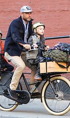 Naomi Wattsin puoliso, näyttelijä Liev Schreiber kuskaa pariskunnan poikia pyörällä. Mutta missä on Lievin kypärä? Copyright: All Over Press. Photographer: AGNY.