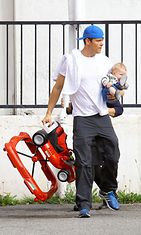 Näyttelijä Josh Duhamel ja vauva Axl viihtyvät yhdessä. Copyright: All Over Press. Photographer: FOCU.