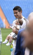Jalkapalloilija James Rodriguez esittäytyi uudelle seuralleen Rela Madridille tyttärensä kanssa. Copyright: All Over Press. Photographer: imago/Marca.