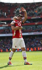 Olivier Giroud tuulettaa Arsenalin faneille lapsensa kanssa. Copyright: All Over Press. Photographer: REX/Offside/All Over Press.