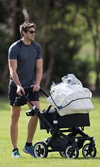 Australialainen jalkapalloilija Shaun Hampson ulkoiluttaa vastasyntynyttä poikaansa. Copyright:  All Over Press. Photographer: Splash News.