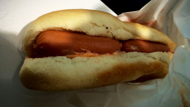 Sosiaalisessa mediassa riepottelun kohteeksi on joutunut VR:n ravintolan tulkinta hot dogista kahdella nakilla.