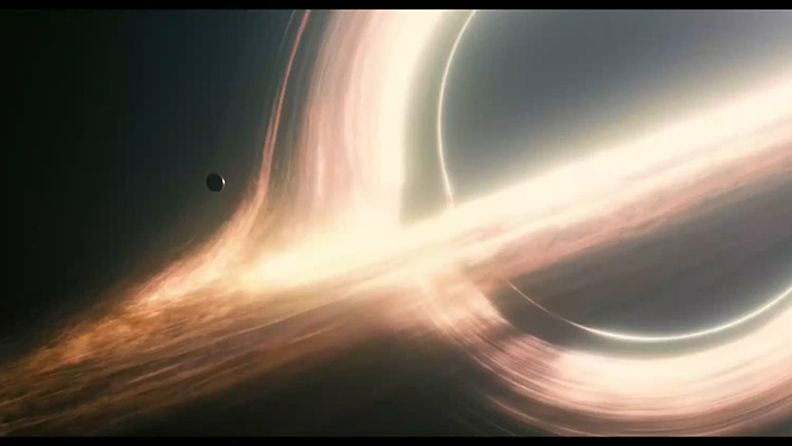 Interstellar-elokuvaa varten mallinnettu musta-aukko. Kuvakaappaus YouTubesta