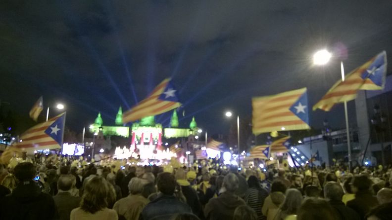 Katalonian itsenäisyyskampanjan loppuhuipennus Barcelonan Espanjan aukiolla 7.11.2014.