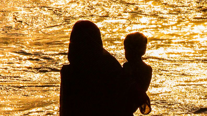 Intia Pakistan huntu nainen joki lapsi symboli aamu vesi