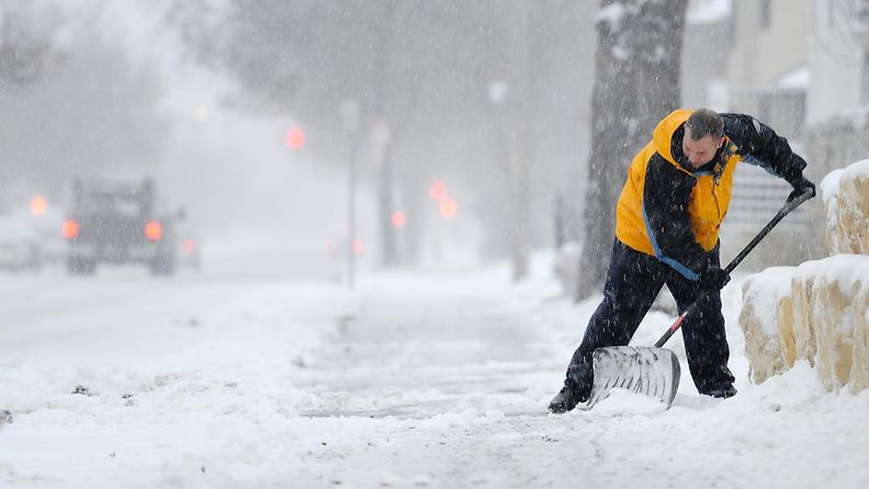Lumimyräkkä toi reilusti lunta Minneapolikseen Yhdysvaltoihin 10. marraskuuta 2014.
