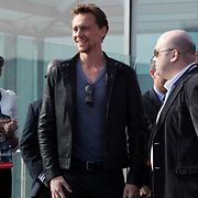 Nahkatakki sopii Hiddlestonille todella hyvin. Copyright: All Over Press. Photographer: Starface.ru / Splash News.