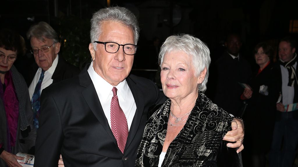 KUVAT Dustin Hoffman pelleili Judi Denchin kustannuksella ensiillassa