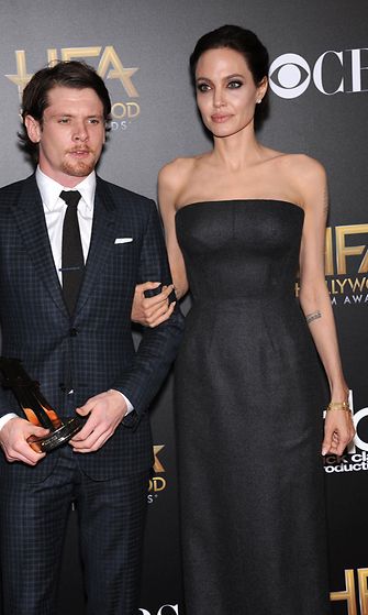 Jack O'Connell ja Angelina Jolie Hollywood Film Awards -gaalassa 14.11.2014. (2)