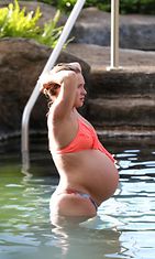 Hayden Panettiere viimeisillään raskaana Havaijilla 15.11.2014. (2)