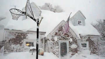 Lumi peitti rakennuksia Yhdysvalloissa Buffalon lähellä Hamburgissa 19. marraskuuta 2014.
