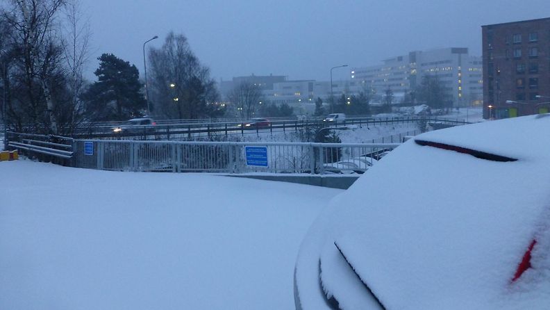 Lunta kertyi nopeasti teille ja autojen katoille Helsingissä iltapäivällä 21. marraskuuta 2014.