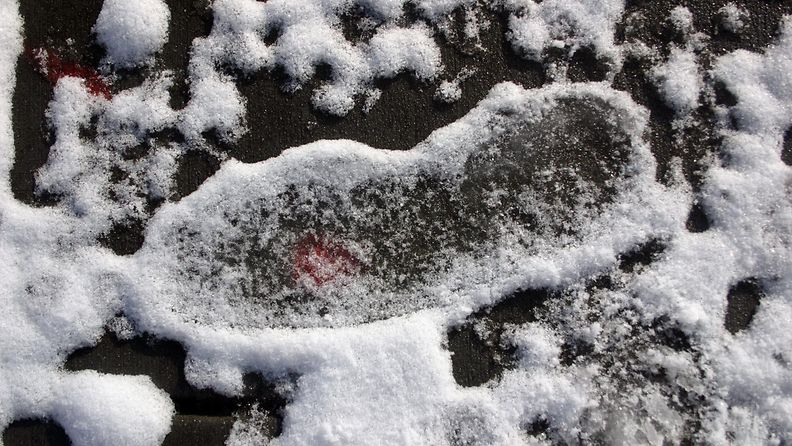 jalanjälki lumessa