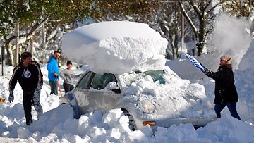 Autoa putsattiin lumesta Yhdysvalloissa Buffalossa 20. marraskuuta 2014. Alueella satoi paikoin jopa kaksi metriä lunta lyhyessä ajassa.