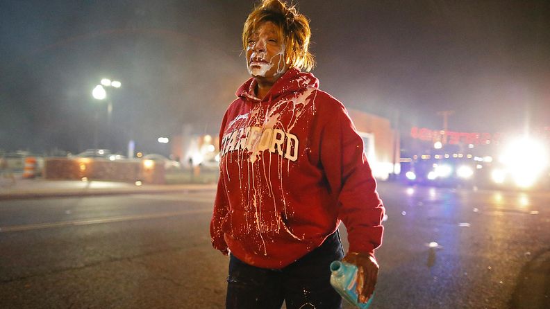 Fergusonin mellakat. Mielenosoittaja sai kyynelkaasua kasvoihinsa.  25.11.2014.