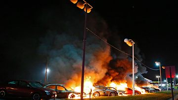 Autoja sytytettiin tuleen.