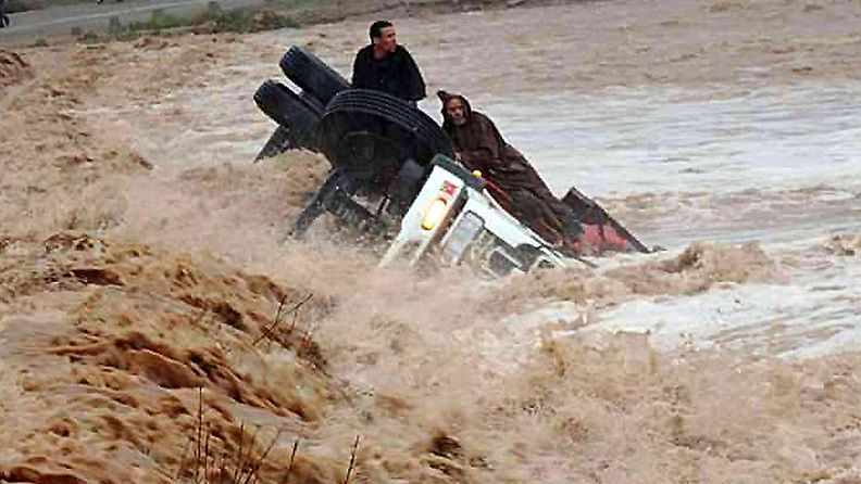 Tulvavesi kuljetti autoja ja ihmisiä Marokossa 22. marraskuuta 2014.