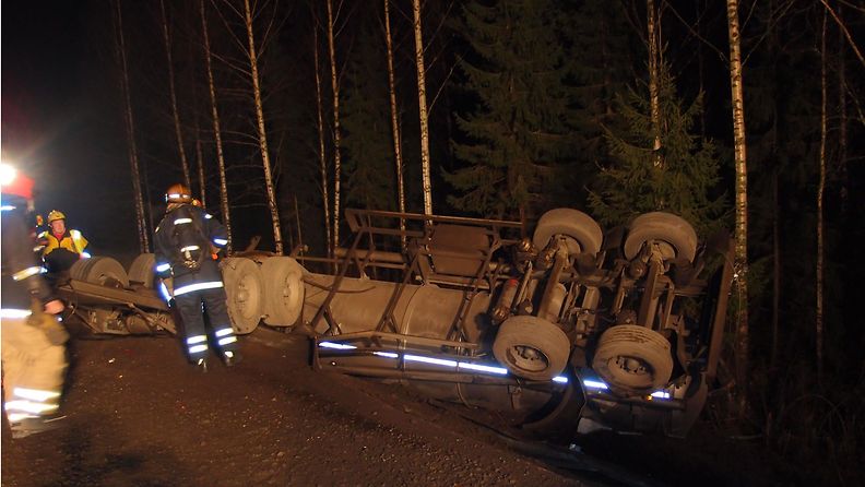 Kuva: Keski-Suomen pelastuslaitos. Ysitien rekkaonnettomuus 27.11.2014 Jämsässä