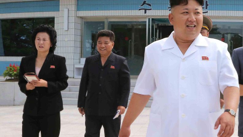 Kim Jong-un (oikealla), hänen nuorempi siskonsa Kim Yo-jong (vasemmalla). KCNA julkaisi kuvan heinäkuussa 2014.
