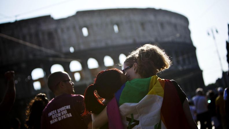 tasa-arvoinen avioliitto rooma pride gay homo lesbo homoseksuaali italia