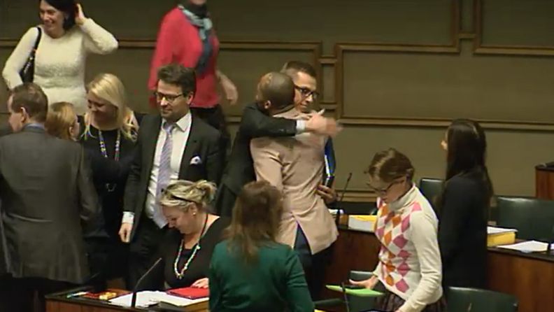 Pääministeri Alexander Stubb (kok) halasi kansanedustaja Jani Toivolaa (vihr) äänestystuloksen ratkettua.