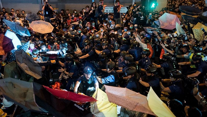 Hong Kong mielenosoittaja poliisi