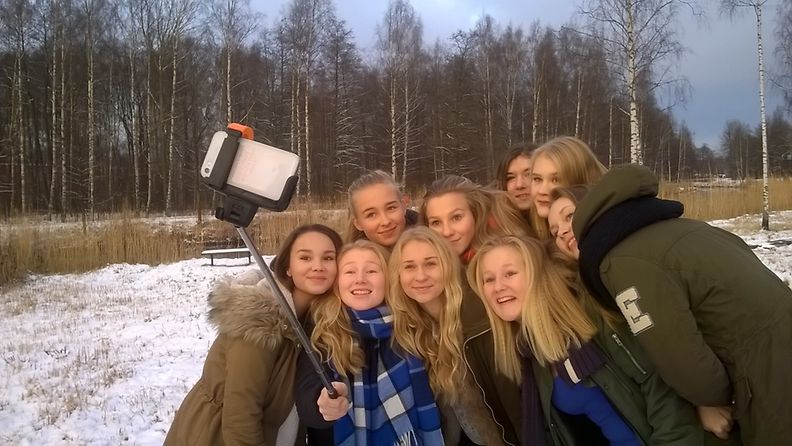 selfietikku selfie kännykkä nuoret tytöt