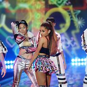 Suosittu Ariana Grande esiintyi muotinäytöksen aikana. Copyright: All Over Press. Photographer: FACUNDO ARRIZABALAGA.