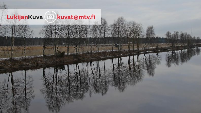 Heijastuksia Kalajoen pinnalla 30. marraskuuta 2014. Lukijan kuva: Sinikka Kujala