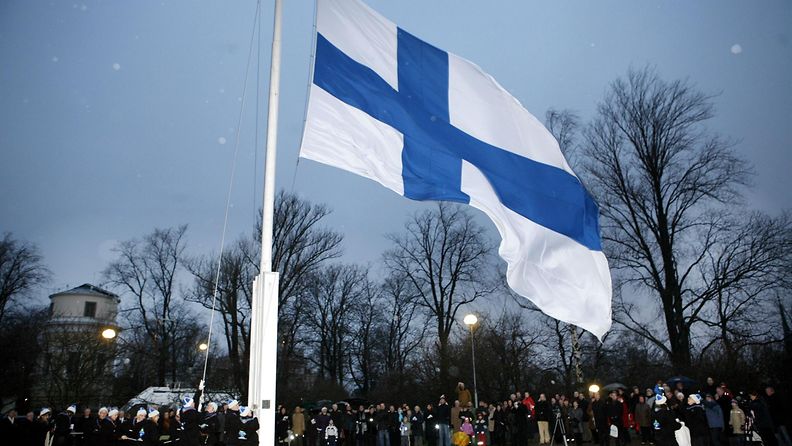 Itsenäisyyspäivän vietto alkoi aamulla valtakunnallisella lipunnostolla Helsingin Tähtitorninmäellä 6. joulukuuta 2007.