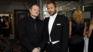 Näyttelijä Kari Hietalahti ja pappi Teemu Laajasalo linnan juhlien jatkoilla Hotel Kämpissä Helsingissä itsenäisyyspäivänä 6. joulukuuta 2014.