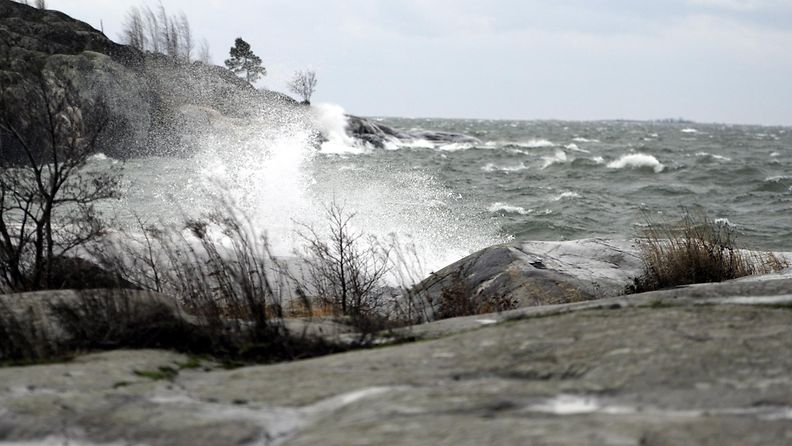 Aallot iskivät Uunisaaren rantaan Helsingissä 10. joulukuuta 2014.