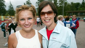 Naisten pyörähdys eli 30 km:n naisille tarkoitettu pyöräilylenkki ajettiin  Helsingissä. Eija-Riitta Korhola ja Anna-Liisa Tilus osallistuivat tapahtumaan. vuonna 2003.