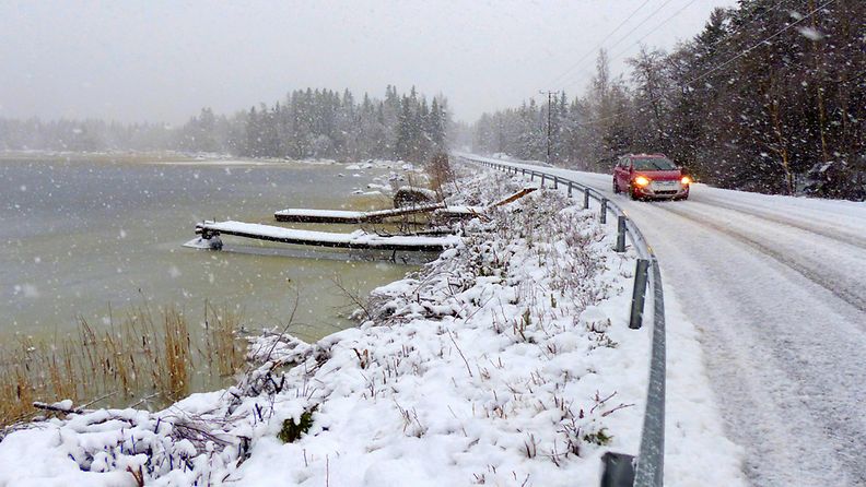 Huonoa ajokeliä Köklotintiellä Mustasaaressa Vaasan seudulla 19. joulukuuta 2014. Lukijan kuva: Matti Hietala