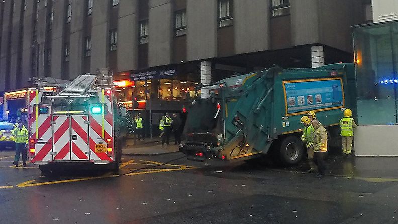 Jäteauto syöksyi jalankulkijoiden päälle ja hotellin seinään Skotlannin Glasgosw'ssa 22. joulukuuta 2014.