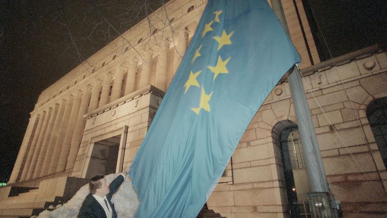 Suomi liittyi EU:hun 1.1.1995, EU-lippu