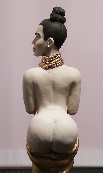 Kim Kardashianin peppukuvasta tehty patsas