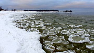 Lunta ja jäätä Lohtajan uimarannalla 28. joulukuuta 2014. Lukijan kuva: Matti Hietala