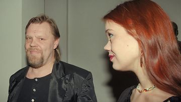 Näyttelijä Vesa-Matti Loiri vaimonsa Stinan kanssa Esko Salmisen 35-vuotista taiteilijajuhlassa Kansallisteatterissa 1. helmikuuta 1997.