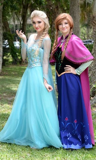 Frozen-hahmojen näköiset Anna Faith Carlson ja sisko Lexie