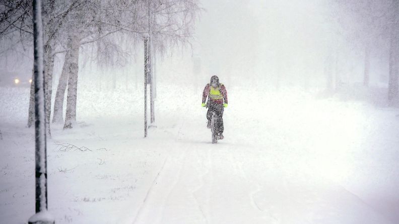 Lumisade peitti kadut Vantaan Tikkurilassa 21. joulukuuta 2014.