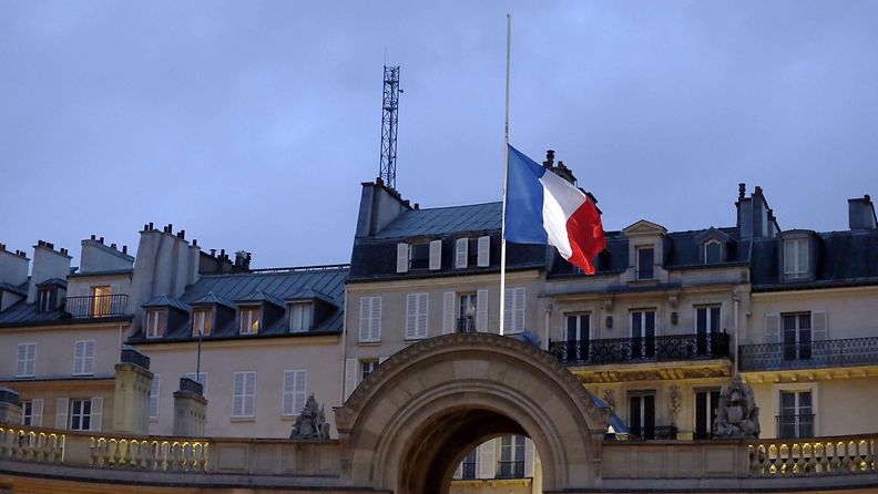 Ranska Pariisi Charlie Hebdo suru lippu puolitanko