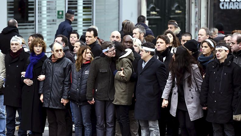 KUVA: Charlie Hebdo -piirtäjien herkkä hetki