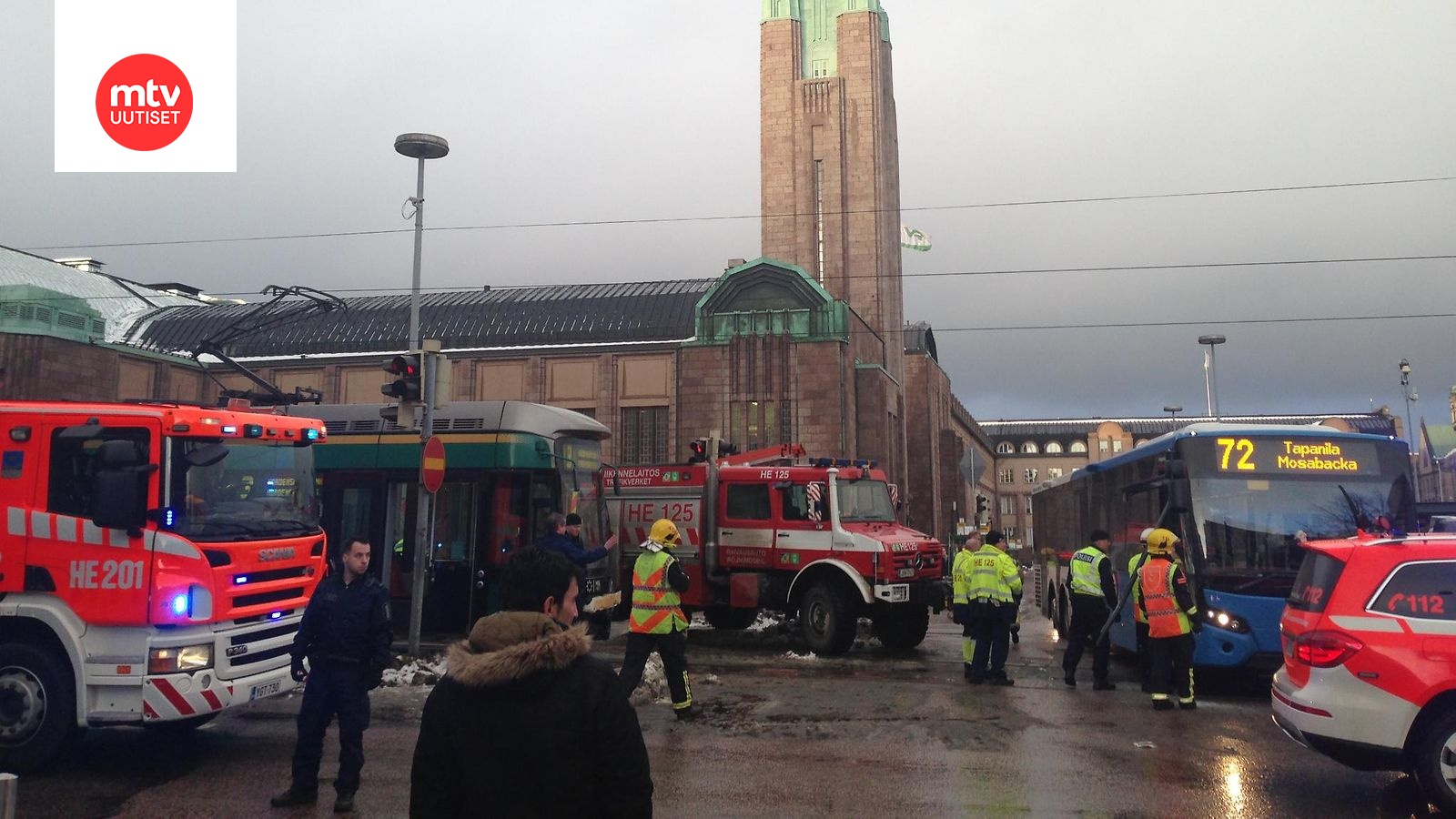 Raitiovaunu Ja Bussi Kolaroivat - Liikenne Jumiin Helsingin Keskustassa ...