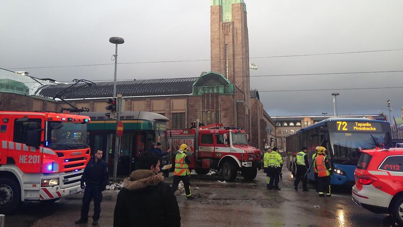 Bussi ja ratikka kolaroivat Rautatieaseman edessä 16.1.2015