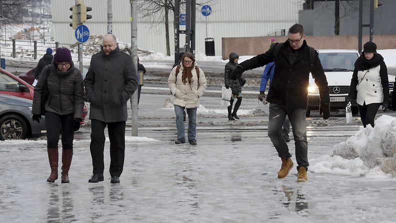 Kulkuväylät olivat paikoin liukkaita Helsingissä 16. tammikuuta 2015.