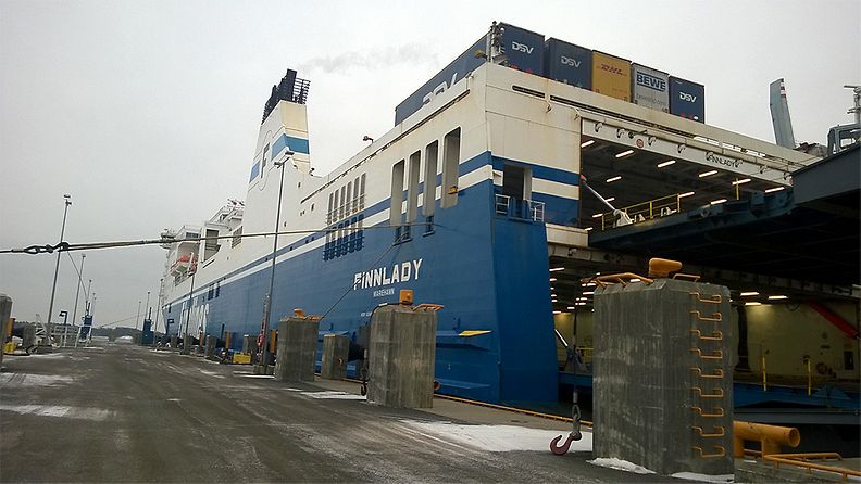 rikkipäästöt Trafin tarkastajat tekivät rikkidirektiivi-tarkastuksen Finnlady-alukselle.